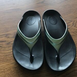 Oofos oolala sandal iridescent green. Size 8